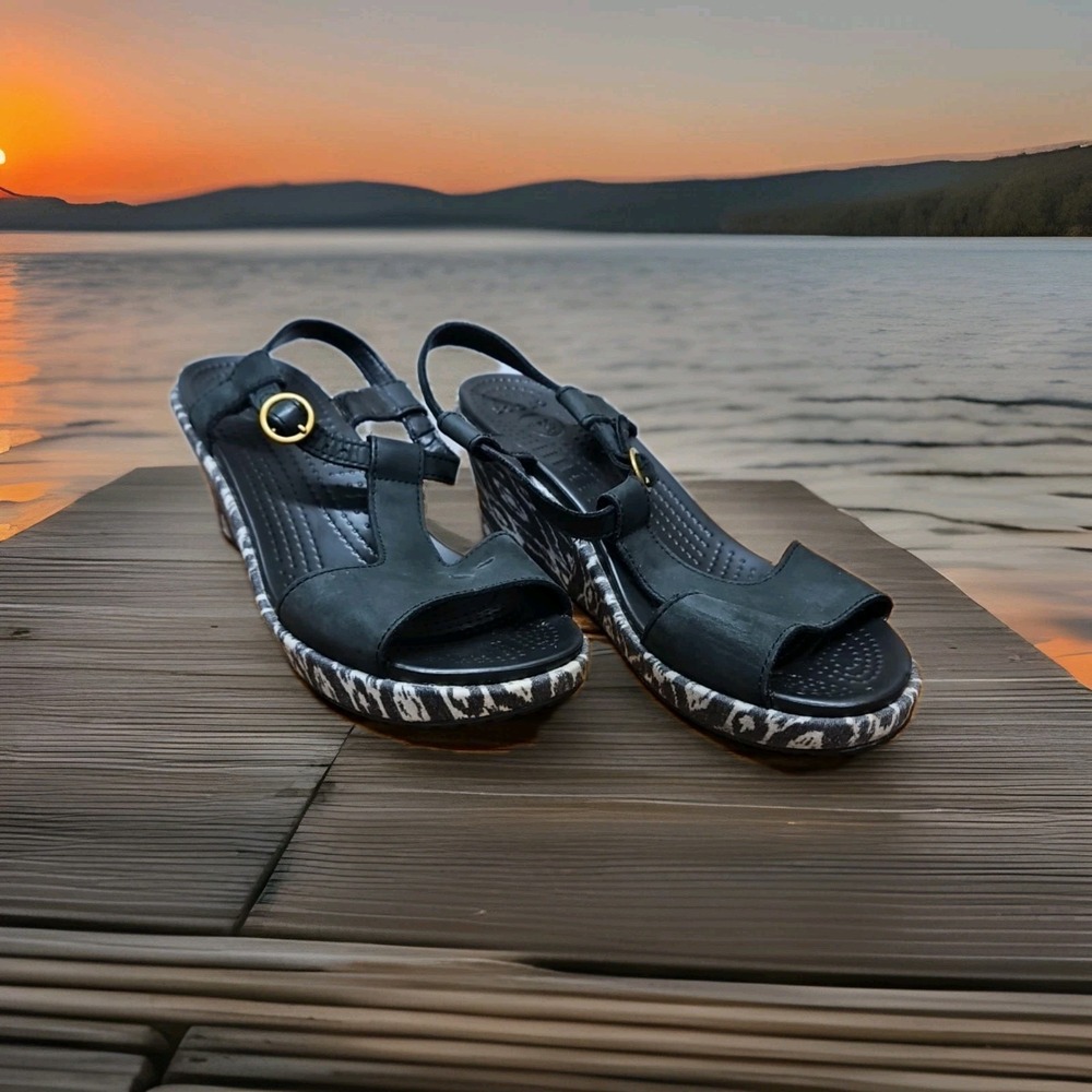 Crocs Leigh Ikat Sandals Womens 8 Black White Nubuck Wedge T Strap Buckle
